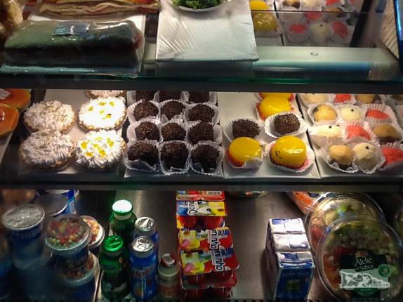 O balcão de doces não deixa dúvidas, estamos no Brasil! (escala no aeroporto de Brasília, rumo a fortaleza, no Ceará)